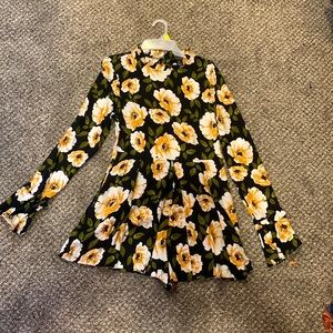 Bell sleeve floral romper. SIZE M.